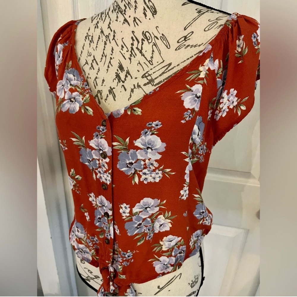 American Eagle Rust Orange & Light Blue Floral
Button Tie Short Sleeve EUC Large